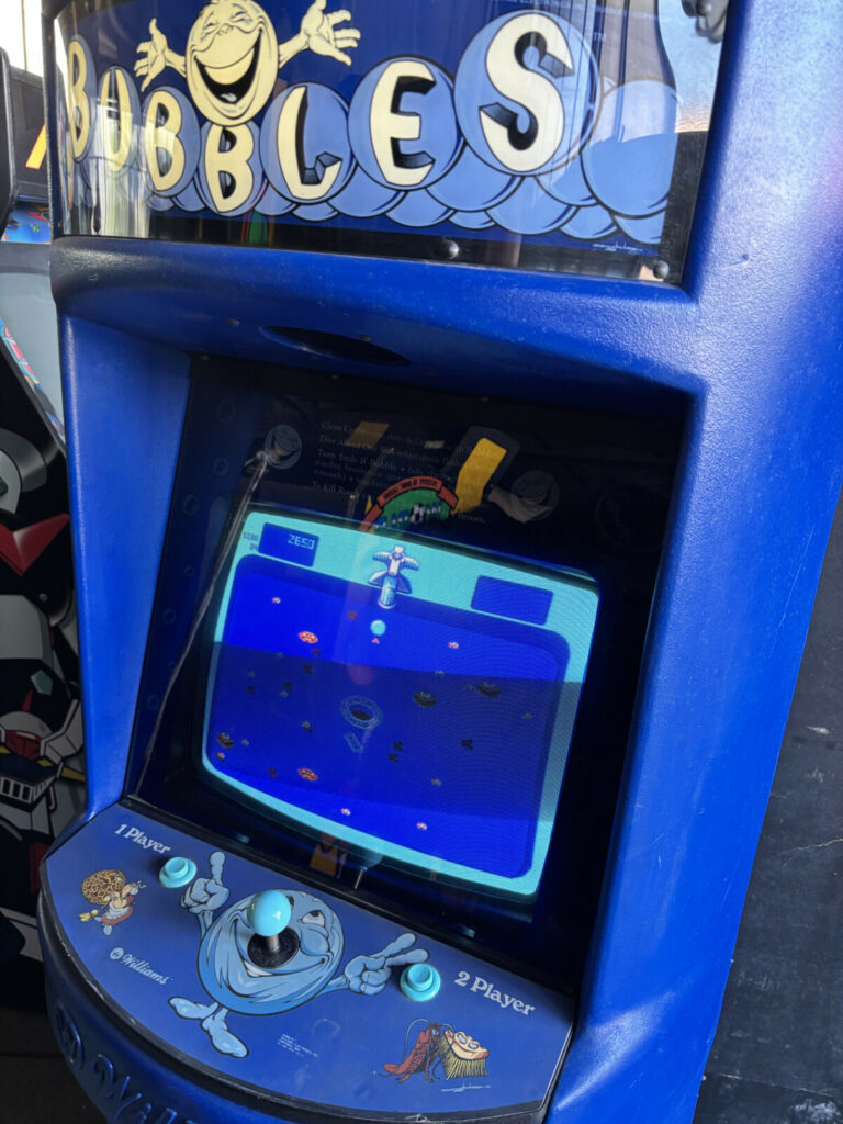 Vista frontale completa del videogioco coin-op Bubbles, con monitor a tubo catodico CRT originale e mobile in plastica Duramold perfettamente conservato