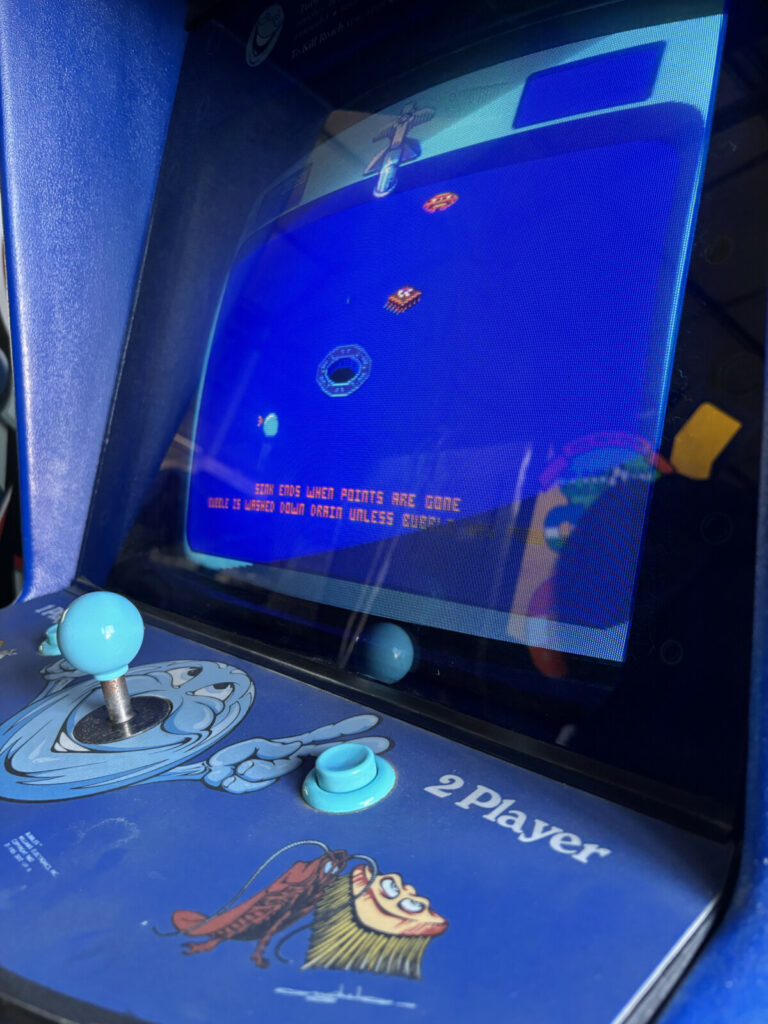 Angolazione frontale del rarissimo mobile da sala giochi Bubbles, un'eccellenza del restauro conservativo senza emulatori