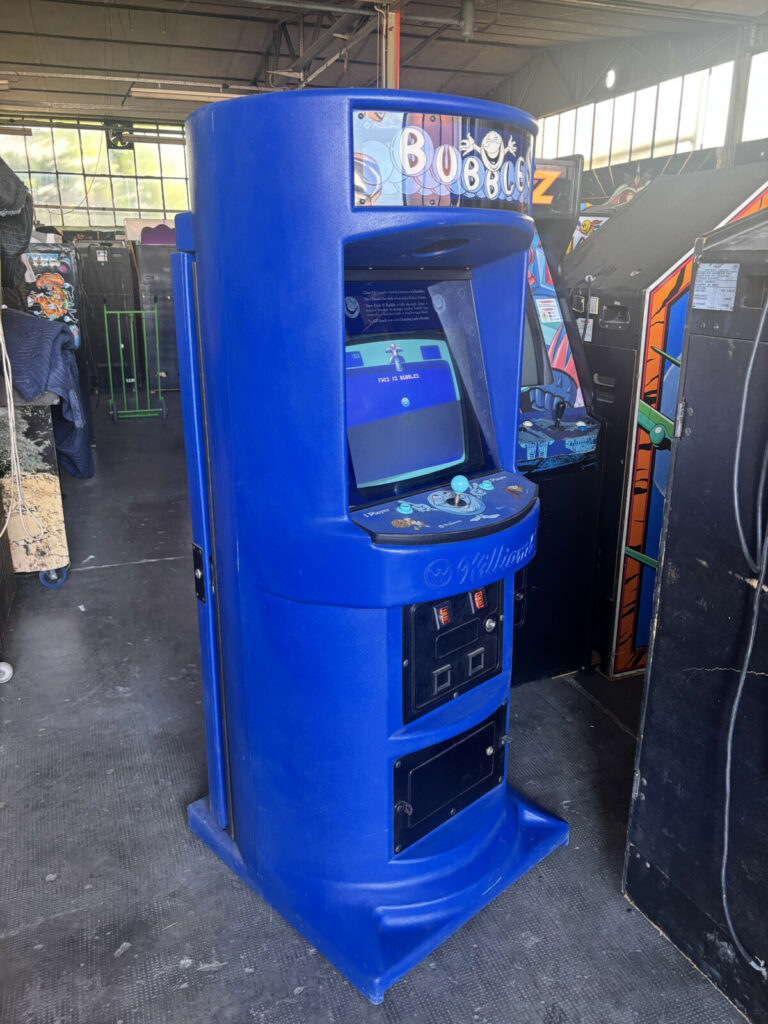Vista laterale destra del rarissimo cabinato arcade in plastica blu Williams Duramold originale del gioco Bubbles (1982), restaurato da Arcade Story