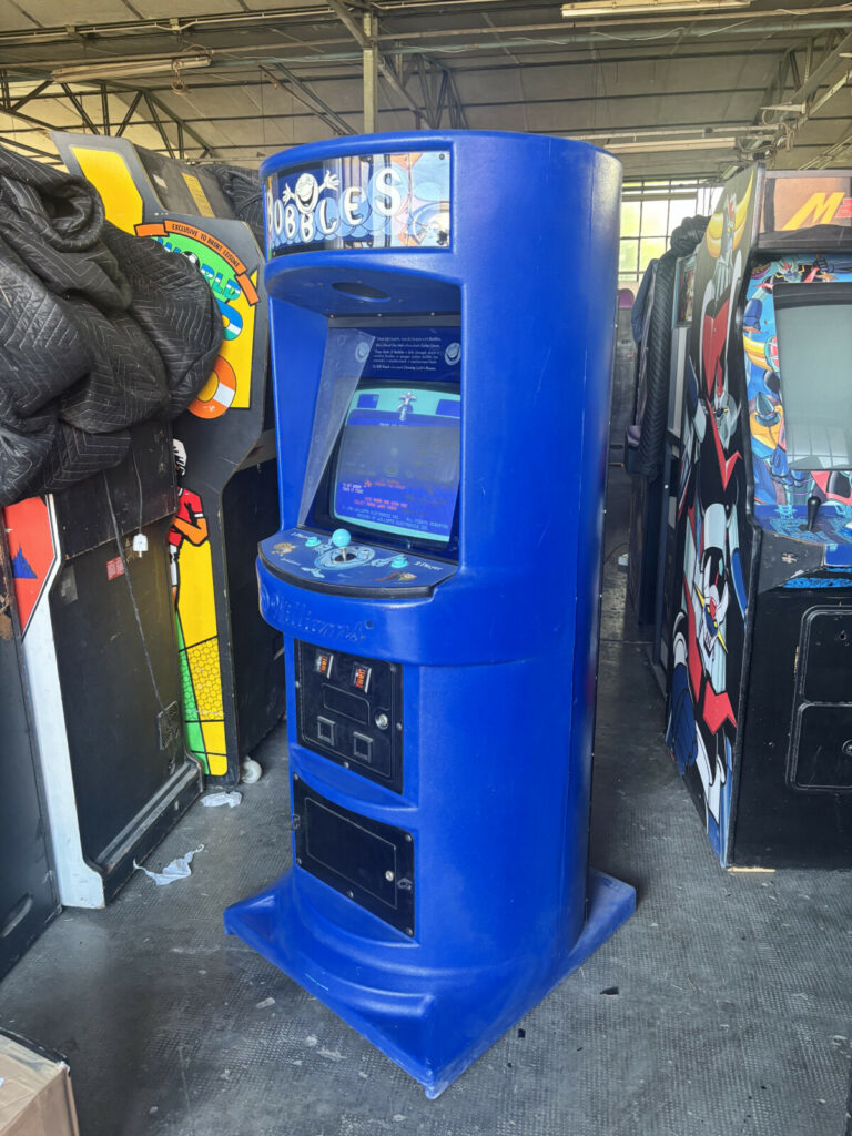 Profilo laterale sinistro del videogioco Bubbles nel suo iconico e introvabile mobile arrotondato Duramold prodotto da Williams Electronics