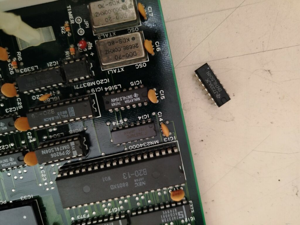 Sostituzione chip logico SN74LS04N su PCB Operation Wolf durante lo stress test - Laboratorio Arcade Story