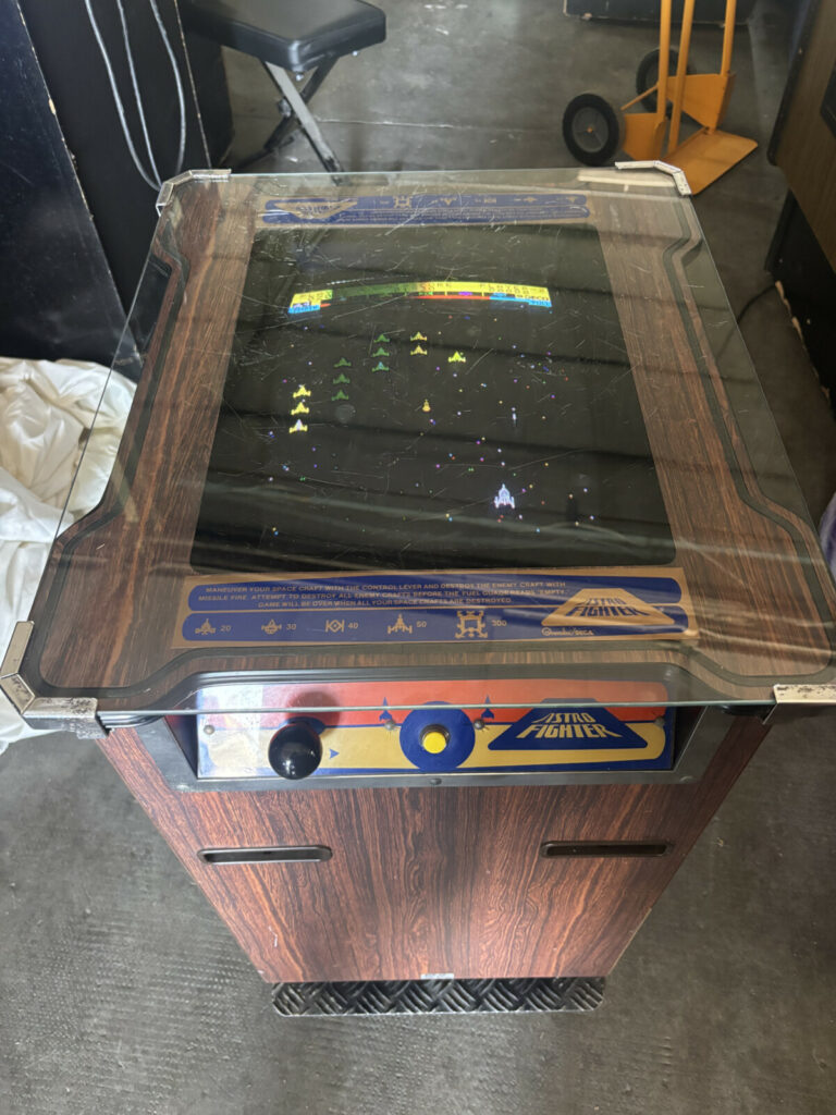 Cabinato arcade originale Astro Fighter in versione cocktail table di SEGA Gremlin, vista angolare nel laboratorio Arcade Story