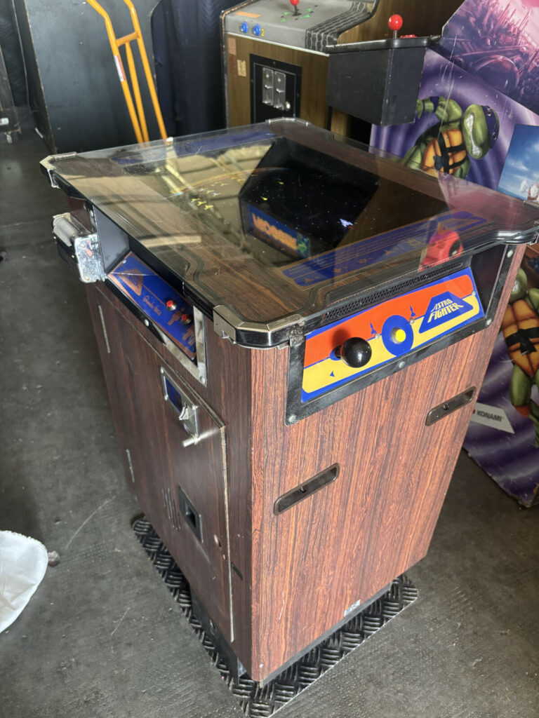 Cabinato cocktail table Astro Fighter acceso con monitor CRT originale, restaurato professionalmente da Arcade Story