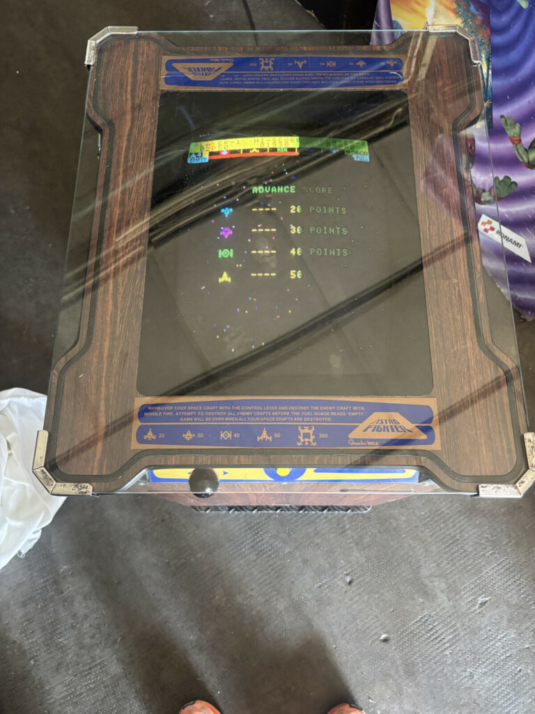 Schermata di gioco e monitor CRT originale a tubo catodico del cabinato Astro Fighter di SEGA Gremlin