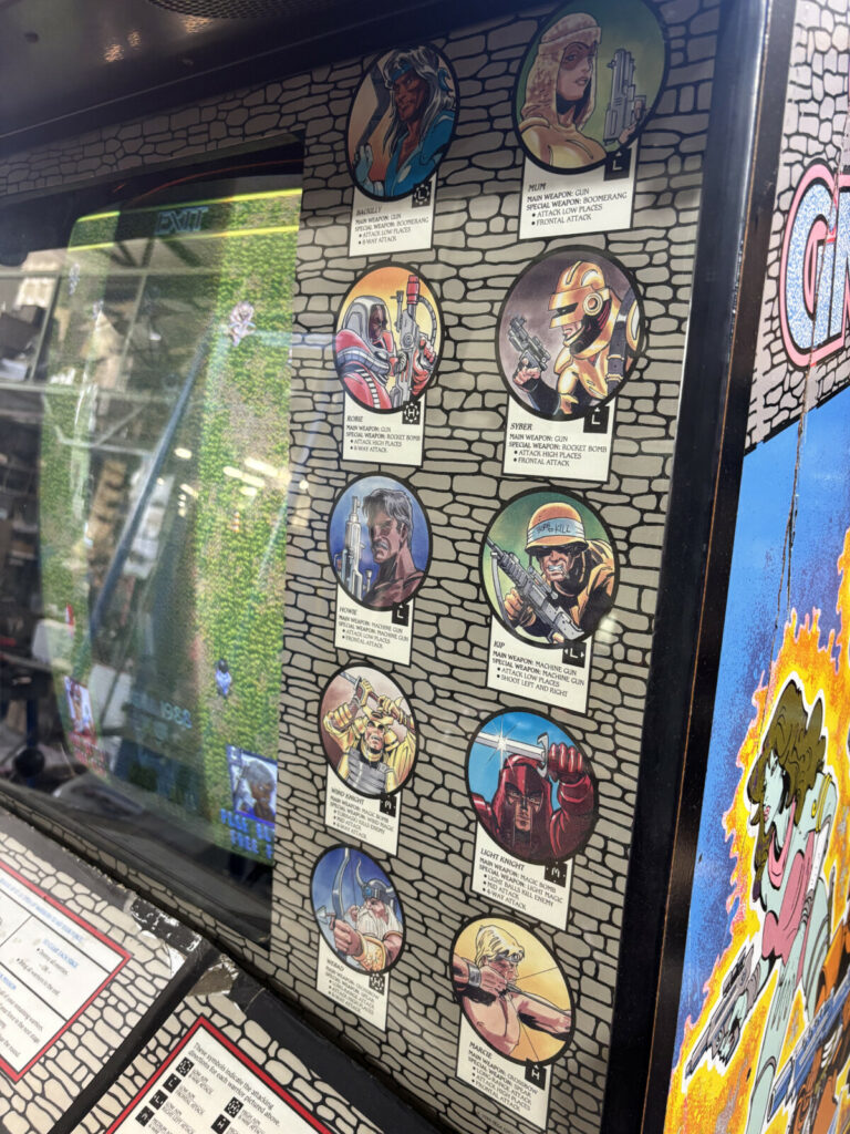 Dettaglio del bezel destro del monitor di Gain Ground, illustrato con le grafiche dei personaggi e degli eroi del videogioco