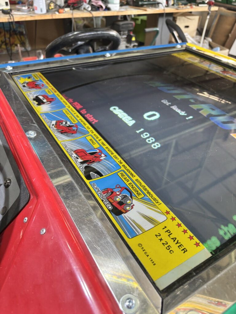 Dettaglio del bezel originale e delle grafiche attorno al monitor del cabinato arcade Hot Rod della SEGA.