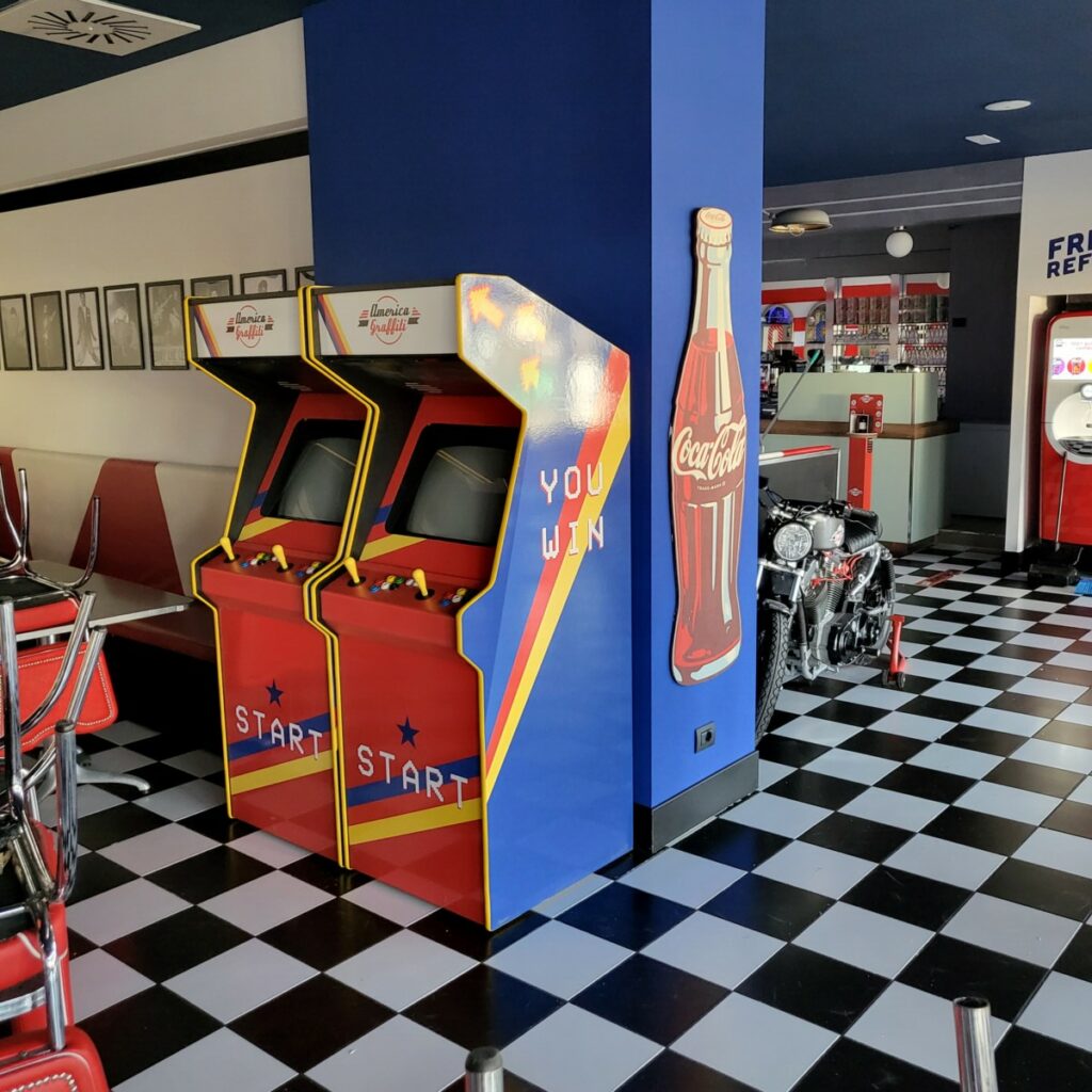Produzione artigianale di cabinati arcade personalizzati con logo aziendale, costruiti con le specifiche originali degli anni '80 da Arcade Story