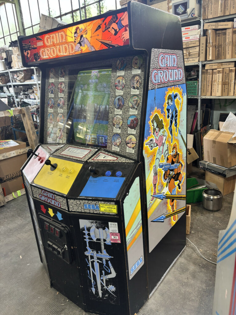 Fiancata destra del rarissimo cabinato arcade originale Gain Ground a 3 giocatori prodotto da SEGA nel 1988