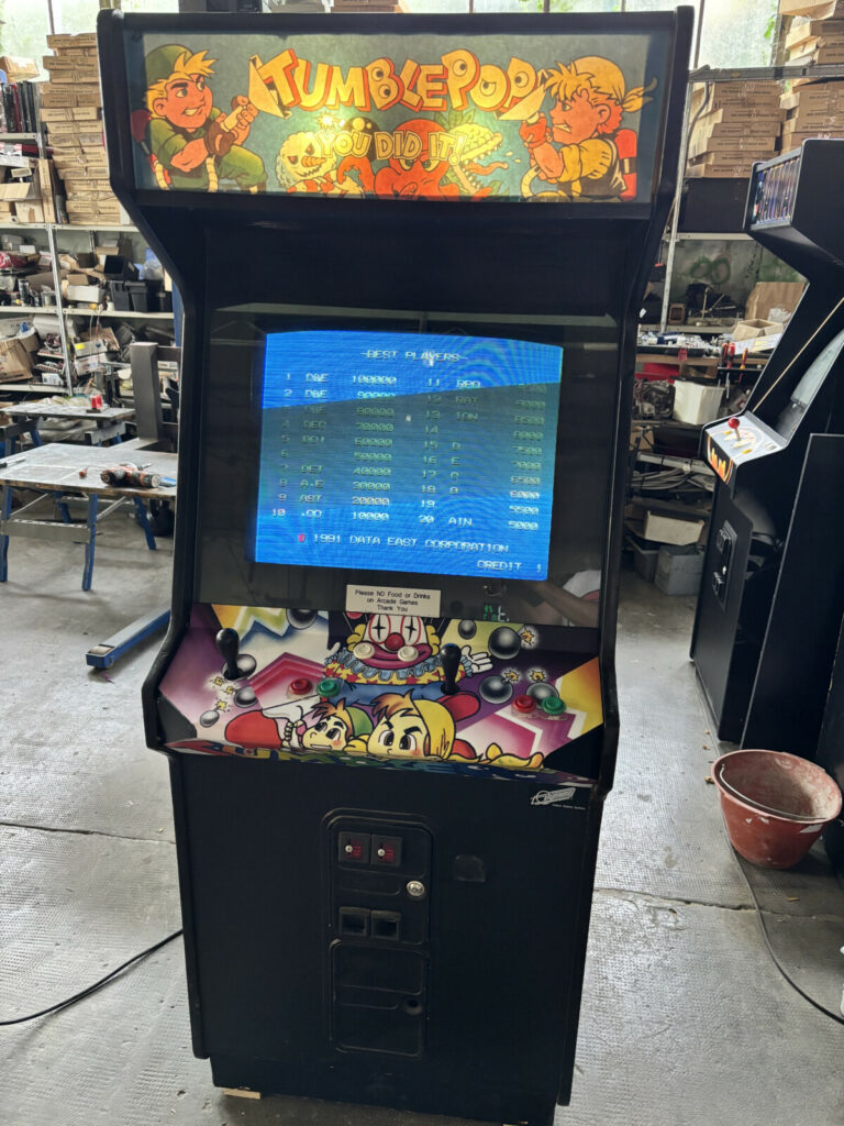 Vista frontale completa del mobile arcade Tumblepop, con lo schermo CRT che mostra la classifica dei migliori giocatori e la dicitura Data East Corporation 1991