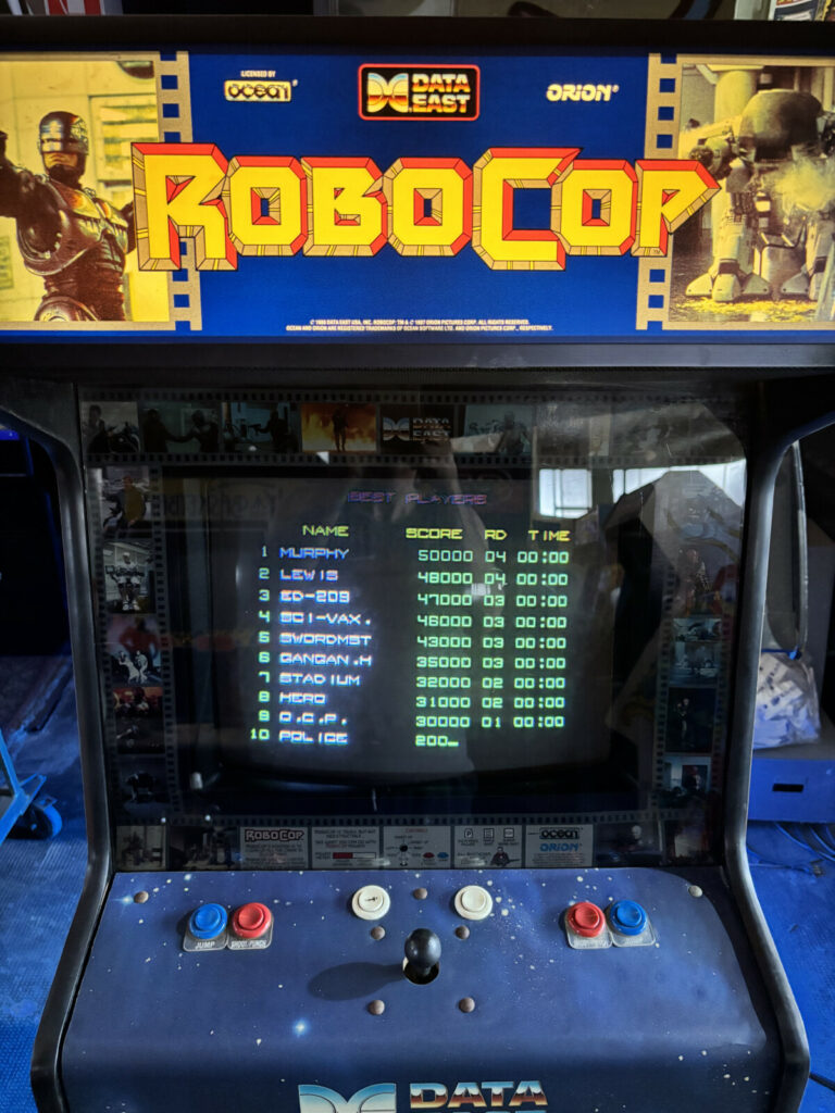 Inquadratura a mezza altezza del cabinato di RoboCop, che mette in risalto il nitido monitor CRT, il bezel originale stampato e la plancia di gioco.