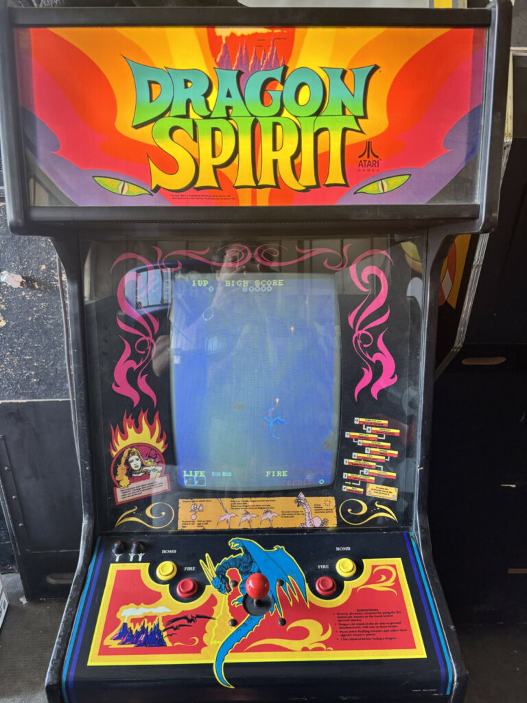 Vista frontale completa del videogioco arcade Dragon Spirit, con il monitor verticale, la plancia comandi