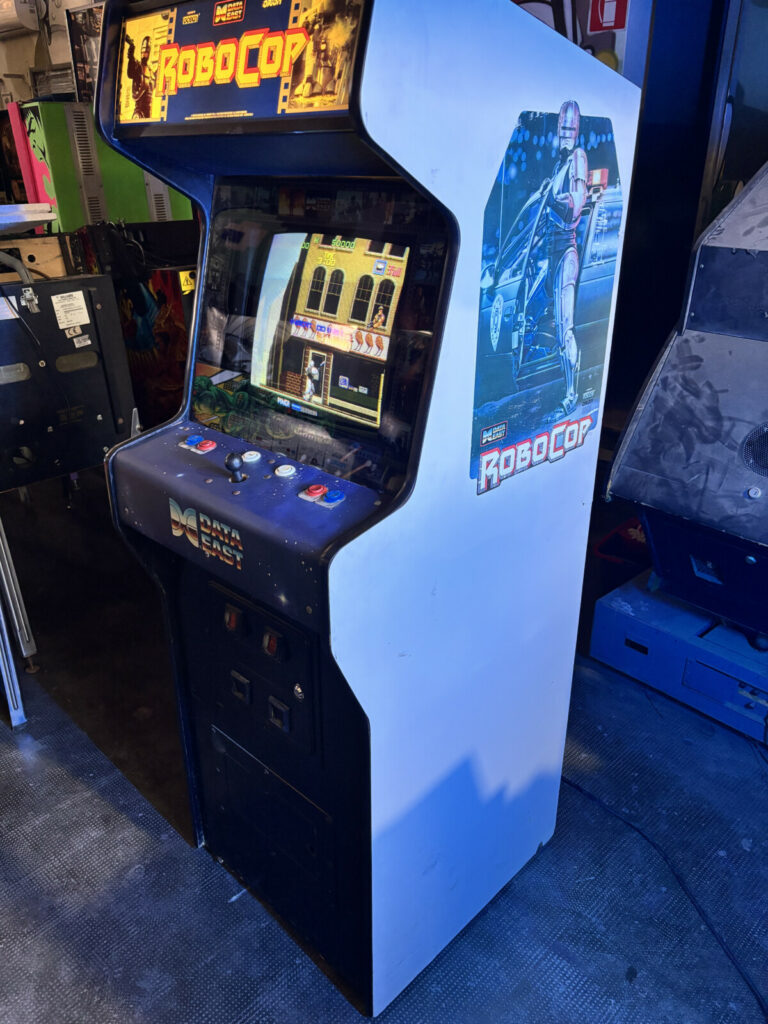 Profilo destro del cabinato arcade originale di RoboCop prodotto dalla Data East nel 1988, con le inconfondibili grafiche laterali del poliziotto cyborg.