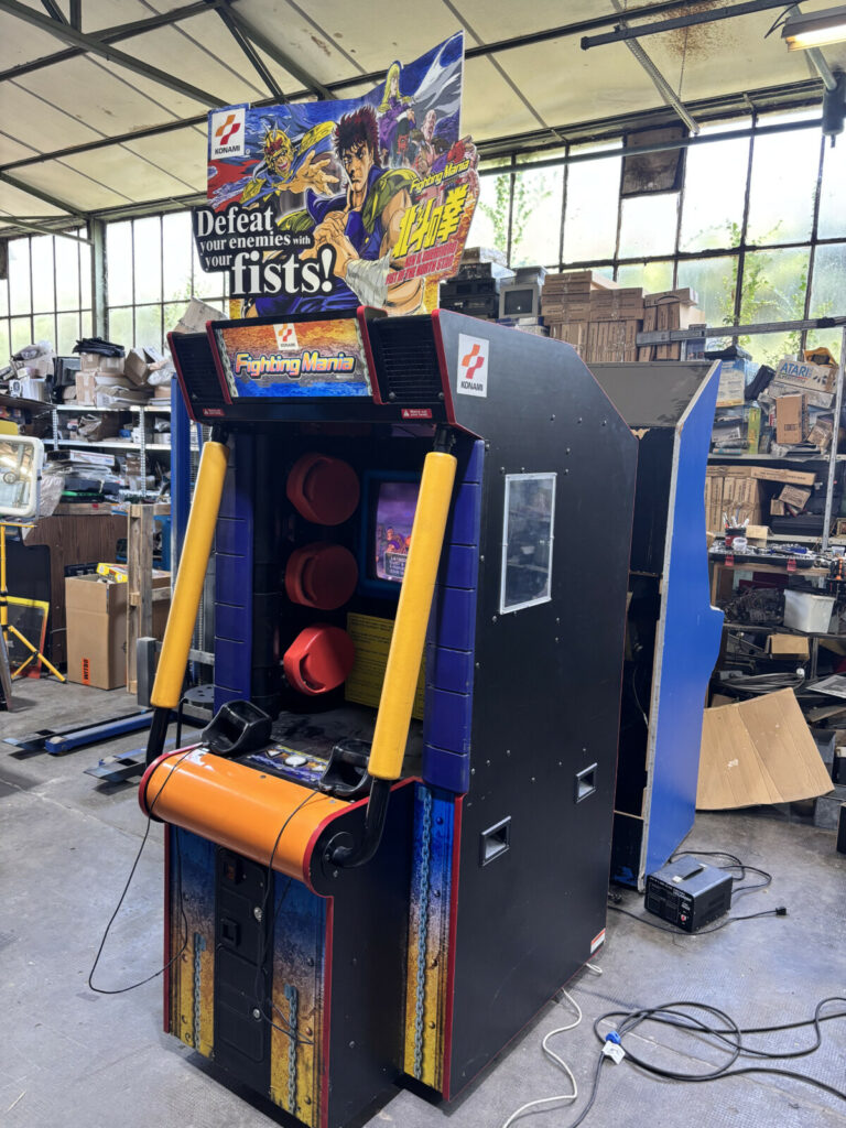 Profilo destro del mobile da sala giochi Fighting Mania, che mostra la struttura rinforzata e le grafiche originali dedicate all'universo di Ken il Guerriero.