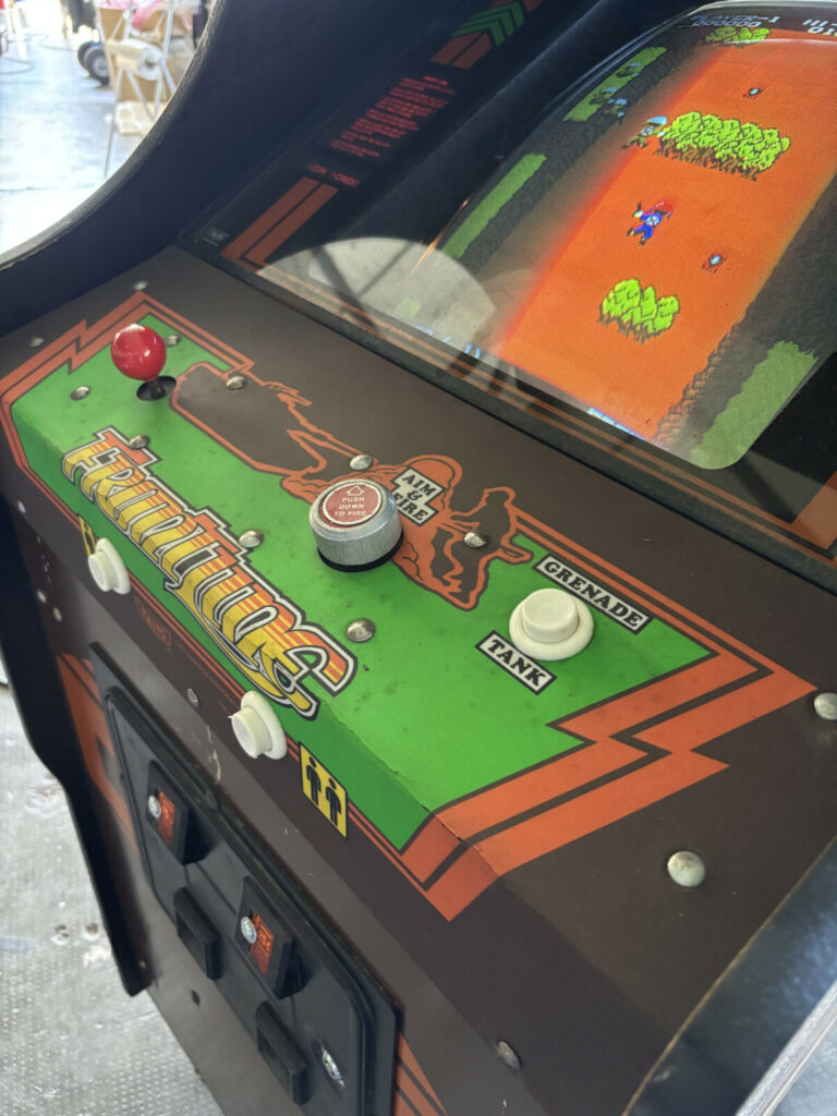 Mobile arcade originale Taito Front Line, vista plancia, nel laboratorio di restauro di Arcade Story