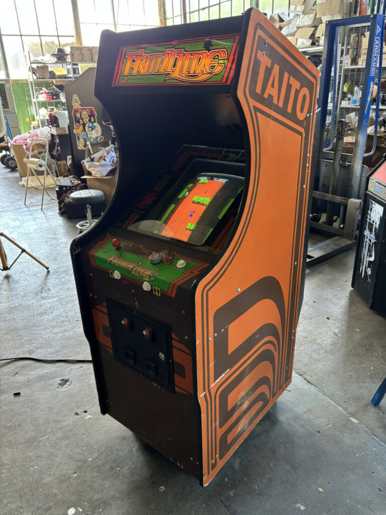 Mobile arcade originale Taito Front Line, vista laterale, nel laboratorio di restauro di Arcade Story