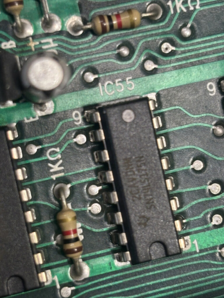 Sostituzione preventiva dell'integrato IC55 sulla scheda originale di Frogger, un intervento mirato eseguito da Arcade Story per garantire l'affidabilità a lungo termine