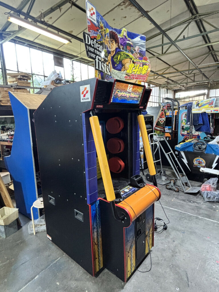 Fiancata sinistra del cabinato Konami Fighting Mania (conosciuto anche come Punch Mania in Giappone), un pezzo rarissimo da trovare con le plastiche intatte.