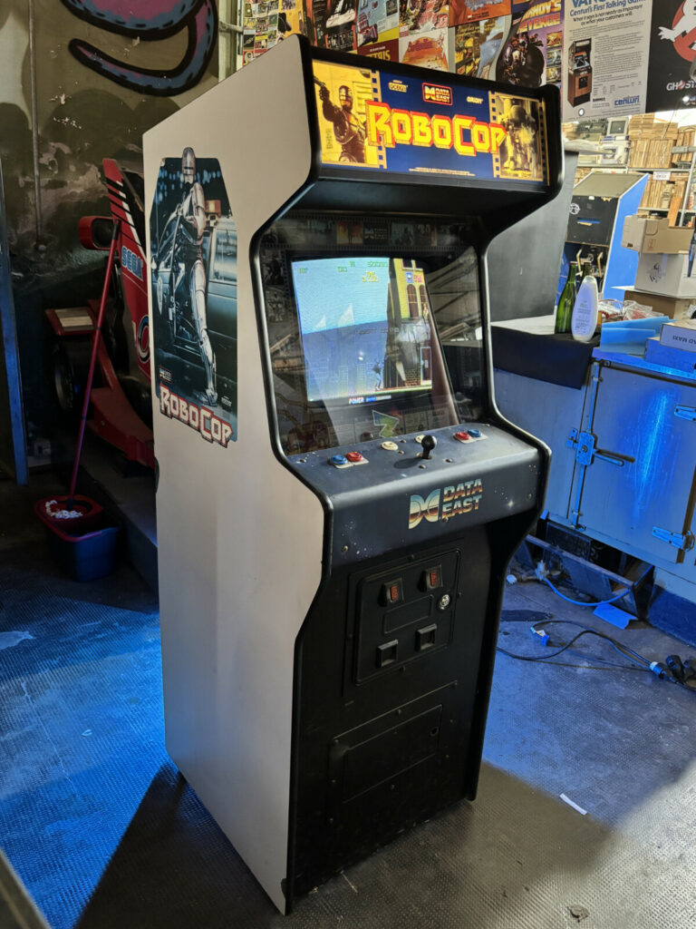 Fiancata sinistra del videogioco da sala giochi RoboCop, un pezzo da collezione iconico che ci riporta direttamente nella Vecchia Detroit.