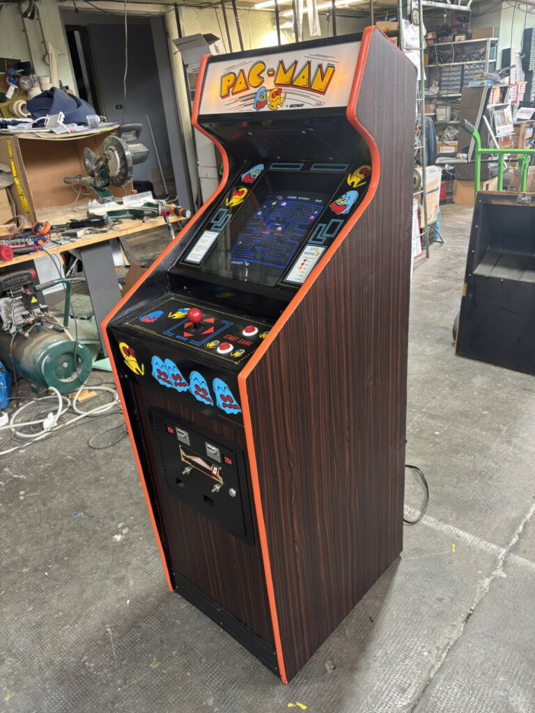 Cabinato arcade originale Pac-Man versione Cabaret di Midway, vista lato A, nel laboratorio di restauro di Arcade Story