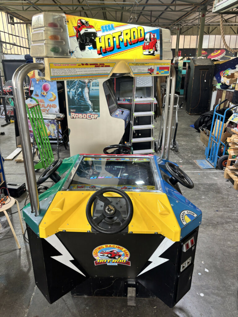 Dettaglio delle postazioni di guida gialla (Giocatore 3) del rarissimo cabinato arcade Hot Rod prodotto da SEGA nel 1988.