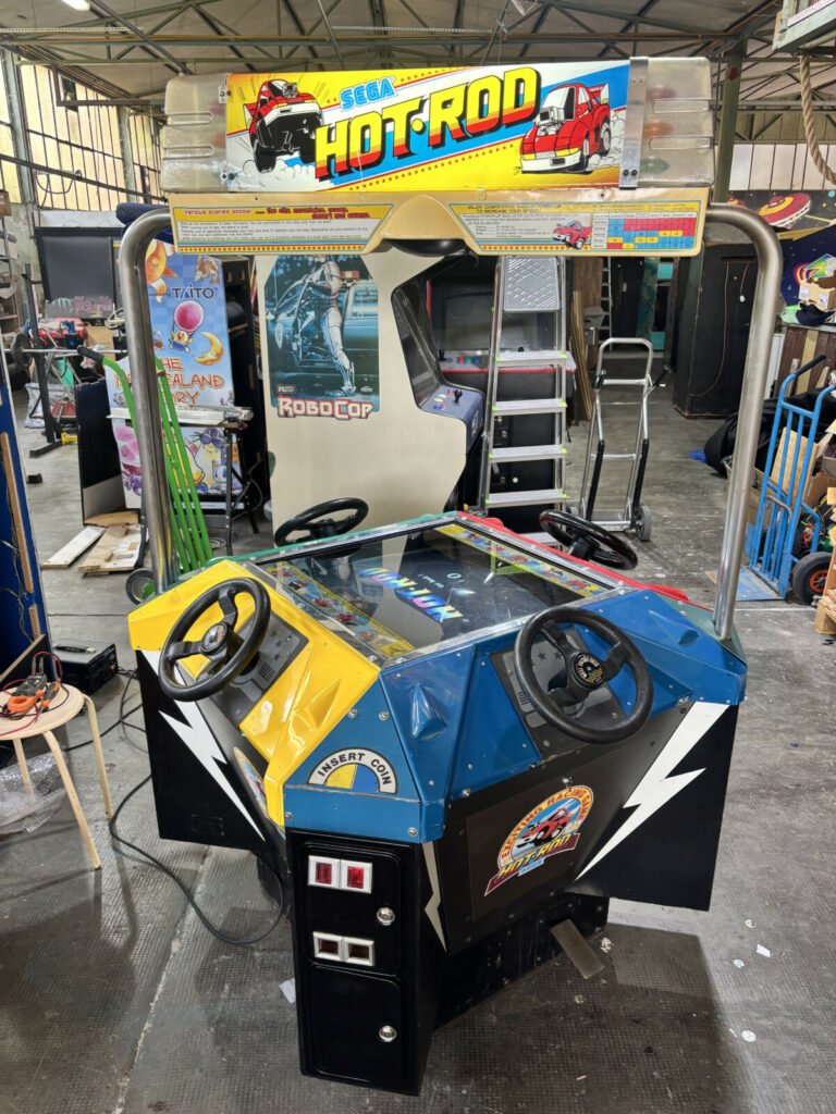 Inquadratura delle postazioni blu (Giocatore 2) e giallo (Giocatore 3) sulla plancia originale del videogioco da sala giochi Hot Rod