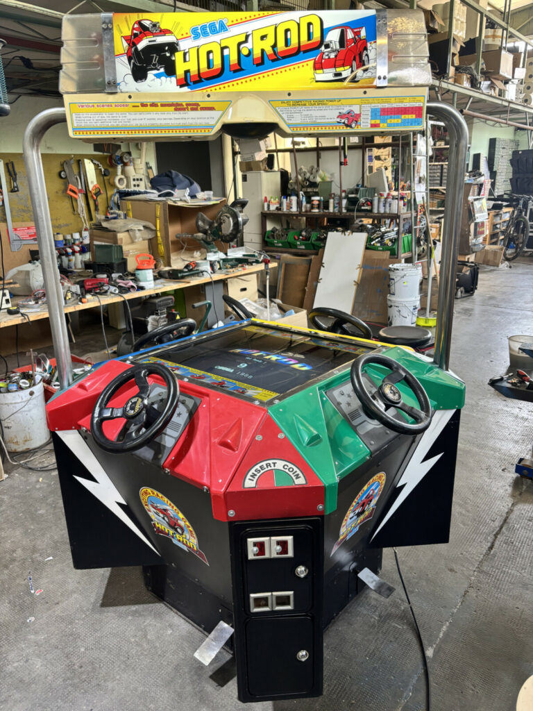 Dettaglio delle postazioni di guida rossa (Giocatore 1) e verde (Giocatore 4) del rarissimo cabinato arcade Hot Rod prodotto da SEGA nel 1988.