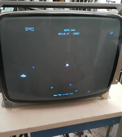 Restauro professionale del circuito di potenza di un monitor arcade vettoriale originale per Asteroids Deluxe (Atari), in funzione sul banco di prova del laboratorio tecnico Arcade Story