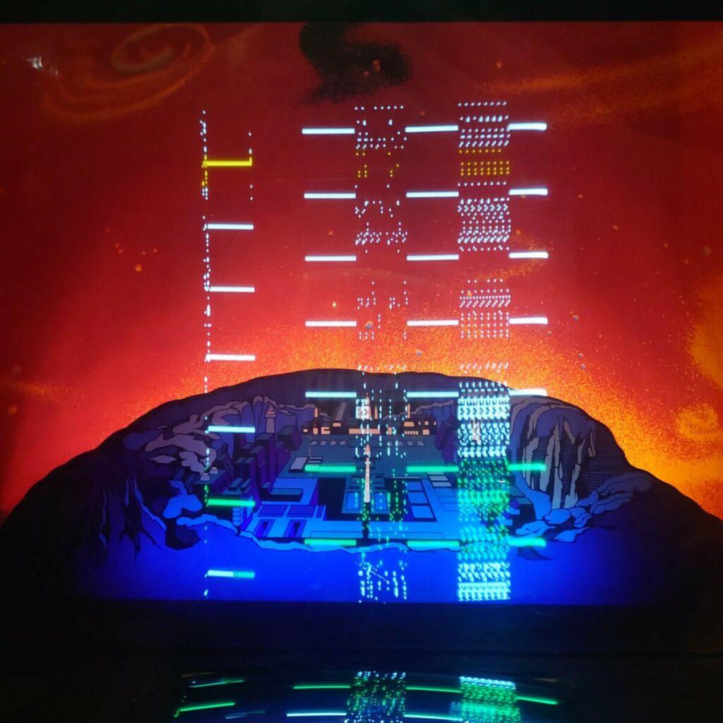 Schermata corrotta di Space Invaders originale con difetti alla Video RAM, prima dell'intervento tecnico nel laboratorio Arcade Story.
