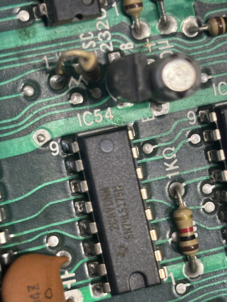 Dettaglio dell'integrato logico IC54 sulla scheda PCB originale di Frogger, individuato come difettoso e sostituito durante il restauro nel laboratorio Arcade Story
