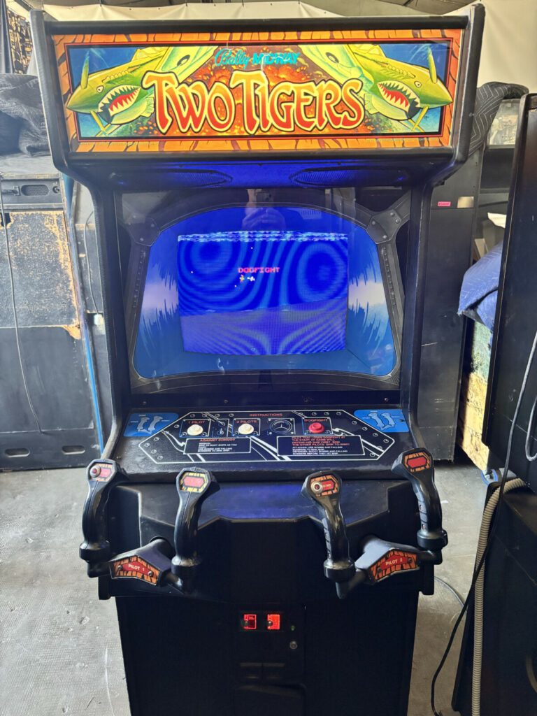 Videogioco arcade Two Tigers della Midway del 1984, classico sparatutto navale da sala giochi.