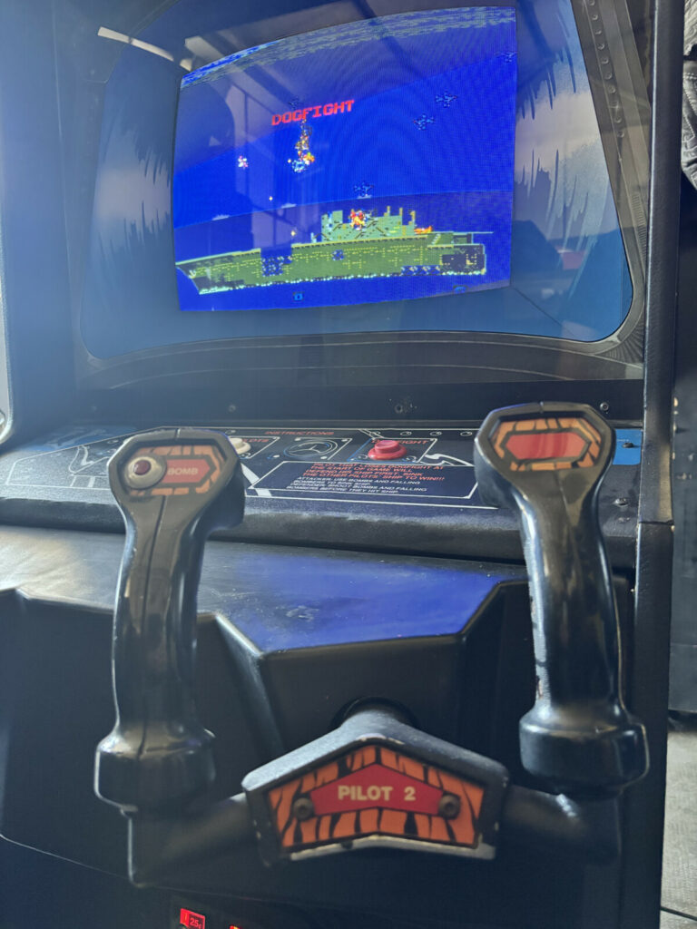 Two Tigers e i suoi joystick per manovrare gli aerei