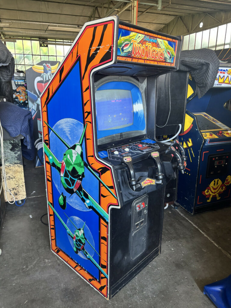 Videogioco arcade Two Tigers della Midway del 1984, classico sparatutto navale da sala giochi.