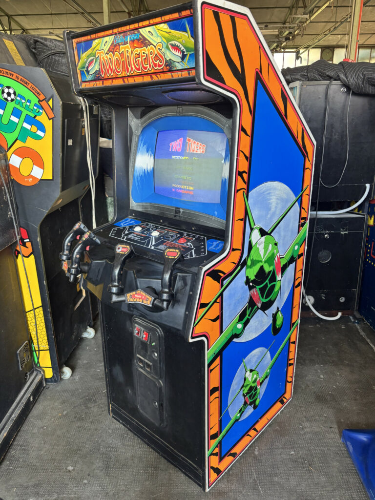 Videogioco arcade Two Tigers della Midway del 1984, classico sparatutto navale da sala giochi.